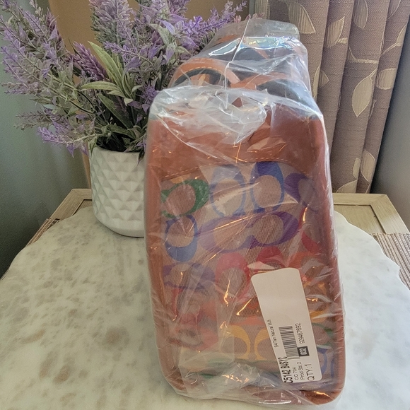 Coach Field Tote 22 in Rainbow signature canvas - Picture 7 of 14